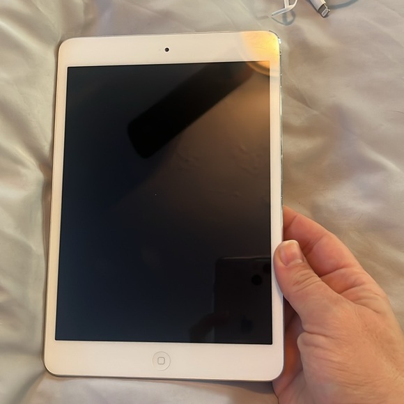 Apple iPad mini 2 with purple case and charging cable - Picture 3 of 7